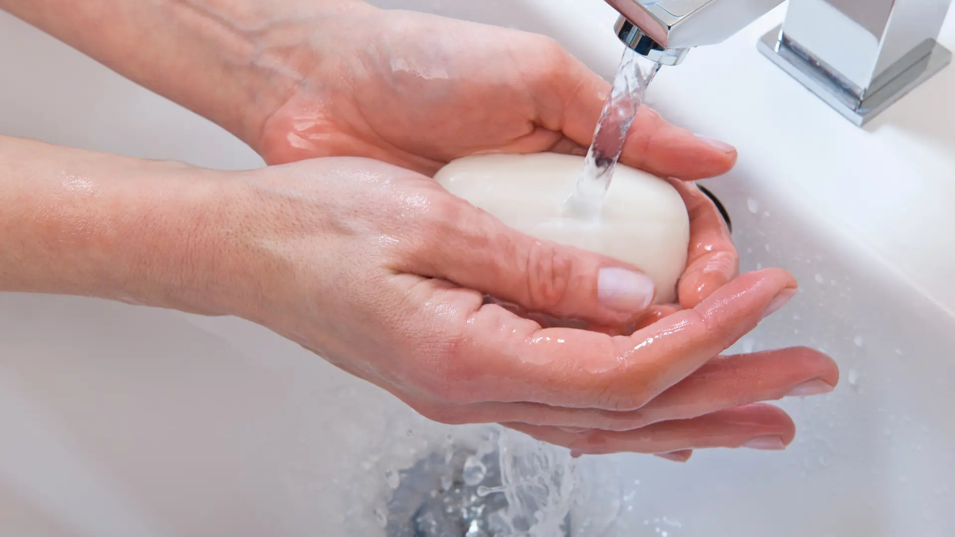 Мыло для рук. Мытье рук с мылом. Моем руки с мылом. Вымойте руки с мылом. Мытье рук.